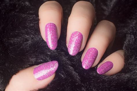 15 Cute Trending Pink Glitter Nails - Finance Stallion