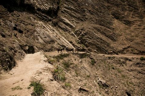 Premium Photo | Hike through the apurimac canyon to the ruins of ...