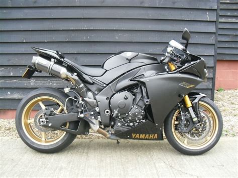 Yamaha R1 LOW MILEAGE. IN Black AND GOLD