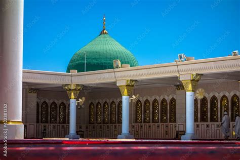 Extra-ordinary mind-blowing shots from Masjid al nabawi Stock Photo ...