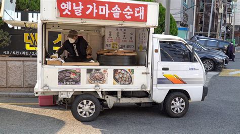 "Why do you give me so much?" Korean Sundae Truck [Korean Street Food] - YouTube