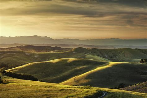 Tuscany spring, rolling hills on sunset. Rural landscape. Green ...