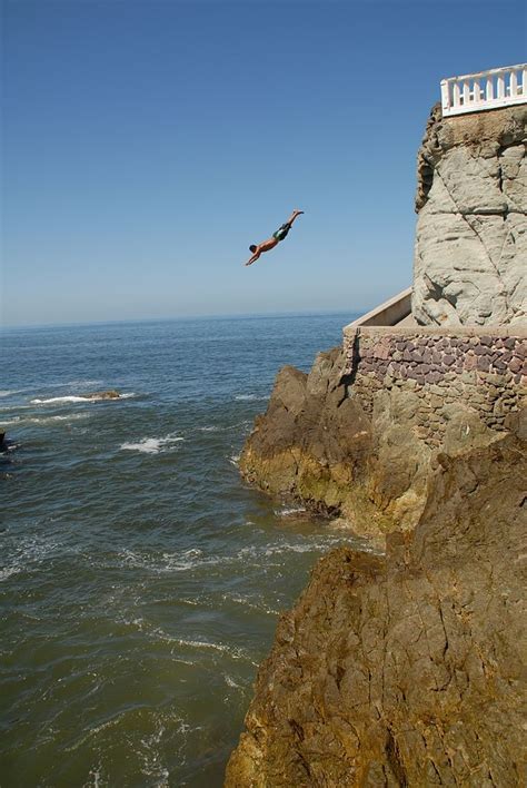 Whoa! Courageous cliff diving in Mazatlan, Mexico | Cliff diving ...