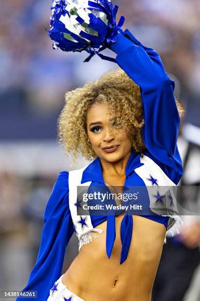 Chicago Bears Cheerleaders Photos and Premium High Res Pictures - Getty Images