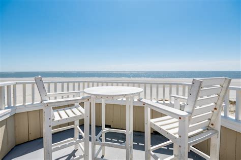 A Local's Guide to Charleston Beaches - William Means