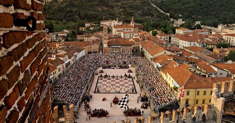 Dopo quattro anni tornano gli scacchi viventi di Marostica, in Veneto: così rivive la leggenda ...