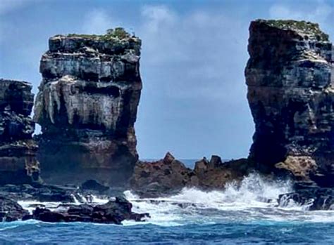 The iconic Darwin Arch in the Galapagos Islands collapses into the sea ...