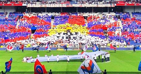 French fans, angry at early start time, protest with massive Tibet flag ...