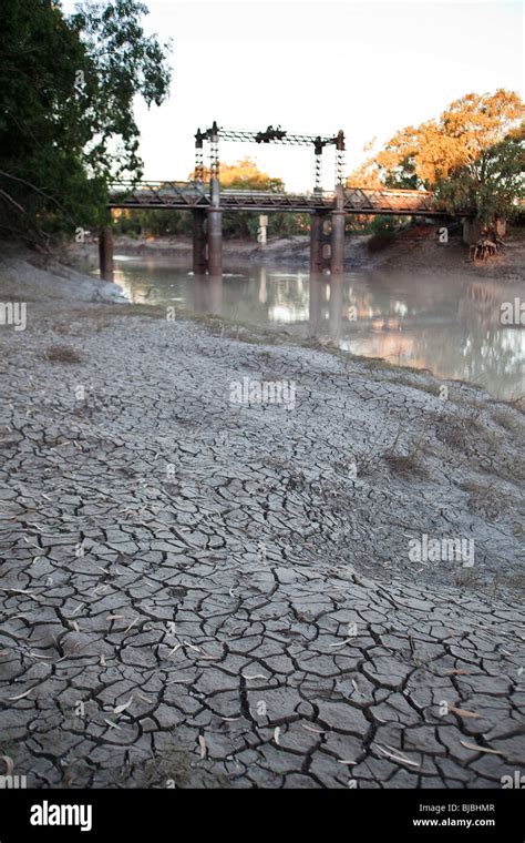 Darling river with Wilcannia bridge in Wilcannia, NSW, Australian outback Stock Photo - Alamy