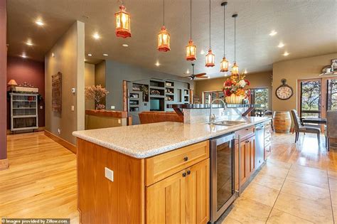 Sister Wives stars Kody and Robyn Brown plunk down $900,000 on Arizona home | Daily Mail Online