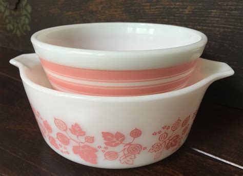 Pair Pink PYREX Bowls Vintage Mismatched Patterns 1960's | Etsy | Pink pyrex, Pyrex bowls, Pyrex ...