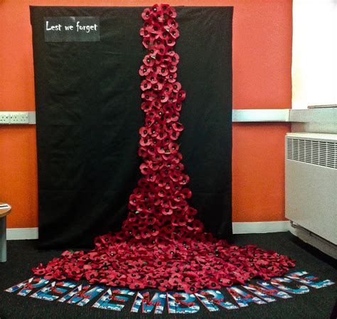 Image result for chicken wire knitted poppy display | Remembrance day art, Remembrance day ...