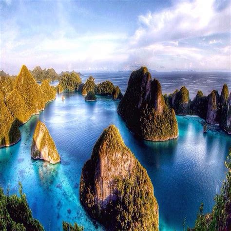 Wayag Island is one of the islands within the Raja Ampat d… | Flickr