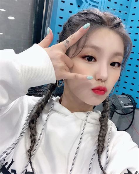 200326 [Itzy] Yeji SBS Young Street Instagram update. in 2020 | Itzy, Kpop, Nose ring