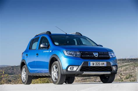 Dacia Sandero Stepway hatchback 2017 pictures | Carbuyer