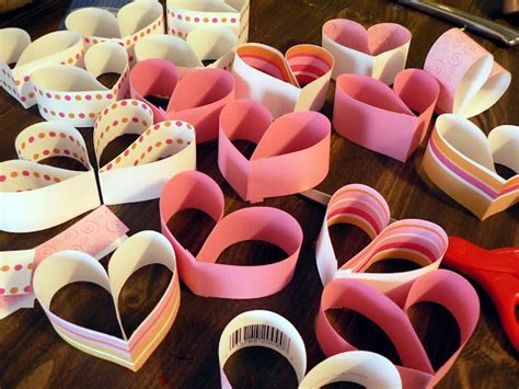 Totally Tutorials: Tutorial - How to Make a Paper Heart Chain