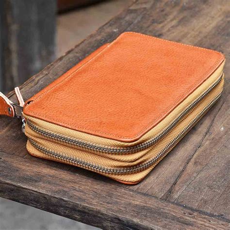 Double pen case in natural leather to carry all your pens everywhere.