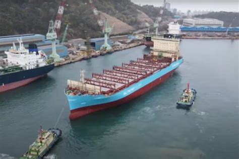 VIDEO: Maersk's first methanol container ship hits the water