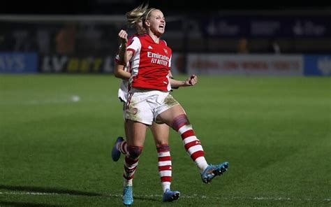 Beth Mead stars as Arsenal recover from 1-0 down to beat Brighton