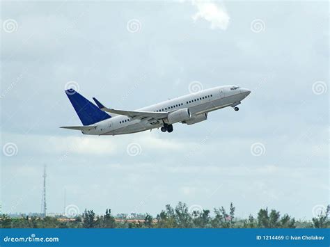 Boeing 737 Passenger Jet Takeoff Stock Image - Image of airport, ascend ...