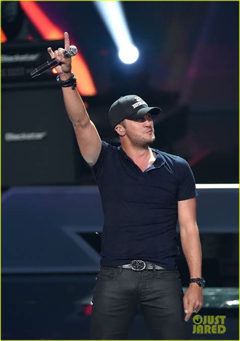 Luke Bryan Brings Out the Tight Jeans for iHeartRadio Music Awards 2014 ...