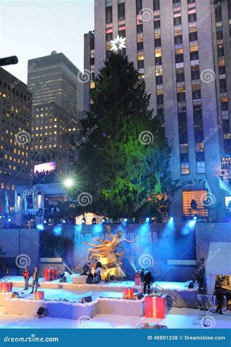 ROCKEFELLER CENTER TREE editorial stock photo. Image of center - 48801238