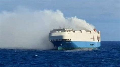 Luxury cars up in smoke after ship catches fire - BBC News