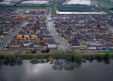 Flood risk can be higher with levees than without them