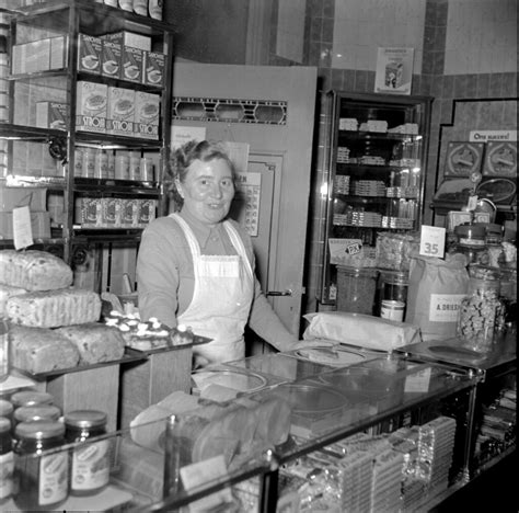 01-16-1952_10195 Verkoopster in winkel | Verkoopster van bro… | Flickr