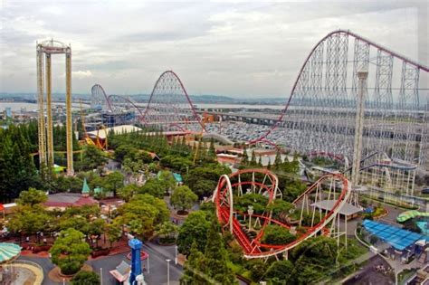 A review of Nagashima Spa Land in Japan, home to the world's longest Coaster! : rollercoasters