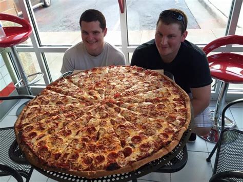 6 Restaurants In Illinois That Serve The Biggest Pizzas You've Ever Seen | Big pizza, Yummy food ...