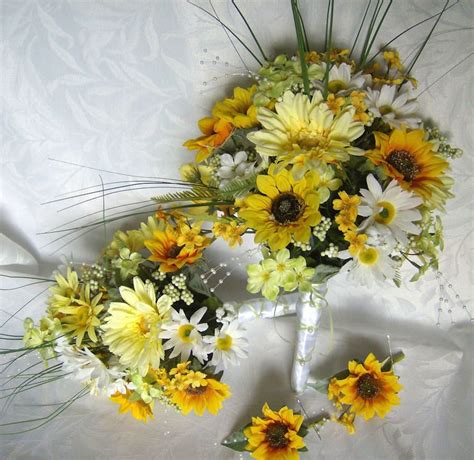 Daisy And Sunflower Wedding Bouquets / Sunflowers, daisies, baby's breath | Because maybe one ...