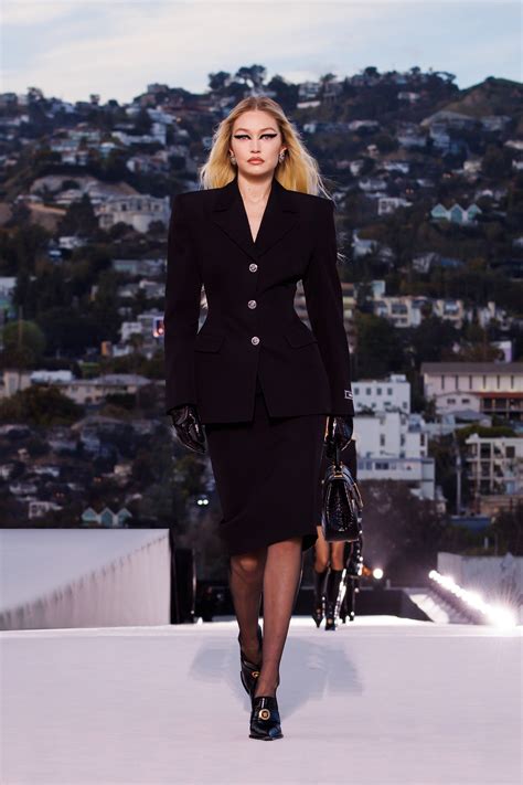 Versace Fall 2023 Ready-to-Wear Fashion Show | Vogue