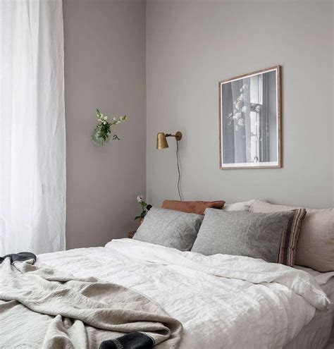 Grey bedroom with warm details – Artofit