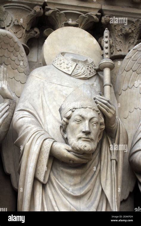 Saint Denis holding his head, Notre Dame Cathedral, Paris, Portal of the Virgin Stock Photo - Alamy