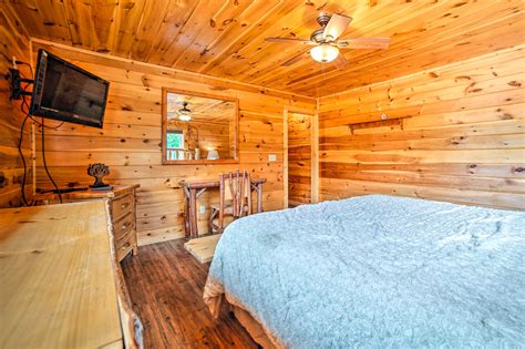 New! Spacious Gatlinburg Cabin: Hot Tub & Theater! in Gatlinburg w/ 4 ...