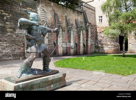 Robin Hood Statue by Nottingham Castle, Nottingham, Nottinghamshire ...