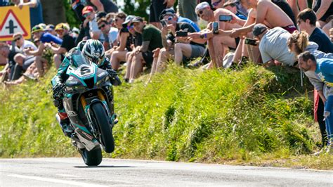 Isle Of Man TT: Superbike TT Race One Report - Roadracing World Magazine | Motorcycle Riding ...