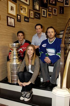 Brothers & Sisters Cast Pose With The Stanley Cup - Matthew Rhys Photo (18815110) - Fanpop