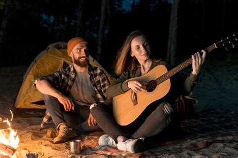 Casal feliz cantando e tocando violão | Foto Grátis | Kamp, Çadır, Çift