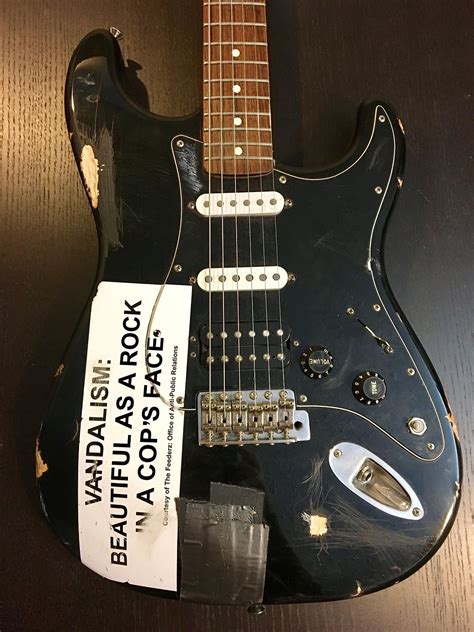 √ Kurt Cobain Signed Guitar