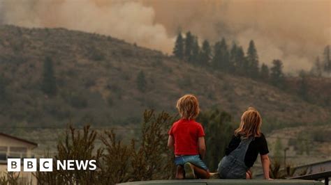 Canada wildfires: Border blaze forces evacuations - BBC News