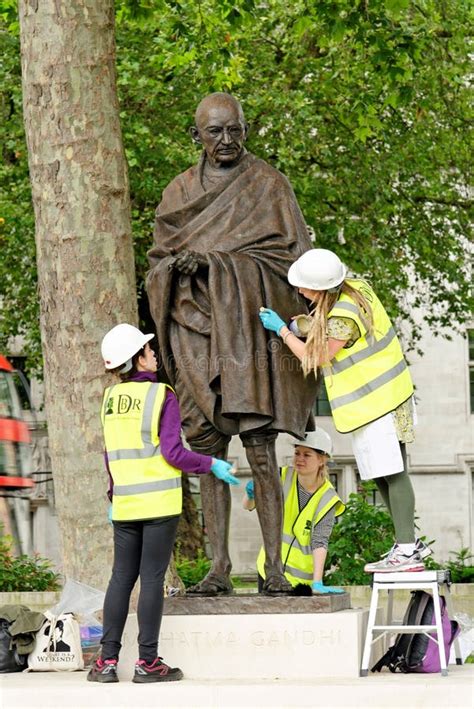 Mahatma Gandhi Statue in London, England Editorial Stock Image - Image ...