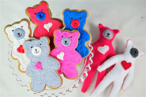 Haniela's: Bear Cookies, How to create a textured finish on cookies