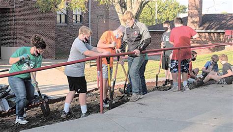 Pawnee City Schools students plant flowers at school | Pawnee Republican