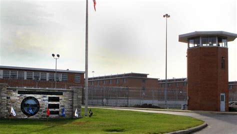 Despite problems, Ohio prisons seek food contractor renewal