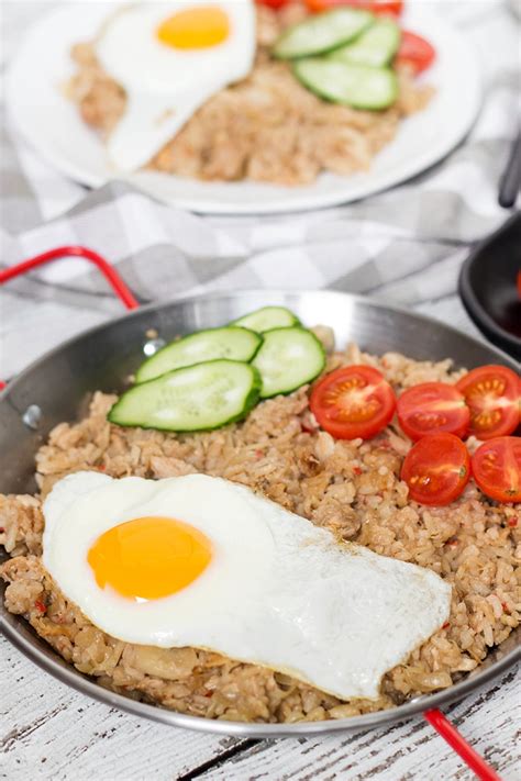 Nasi Goreng Recipe (Indonesian Fried Rice) - Cooking The Globe