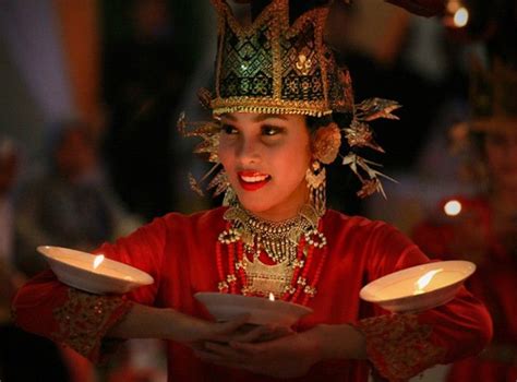 Indonesian Women Art Dance Tari Lilin | Minangkabau, West sumatra ...