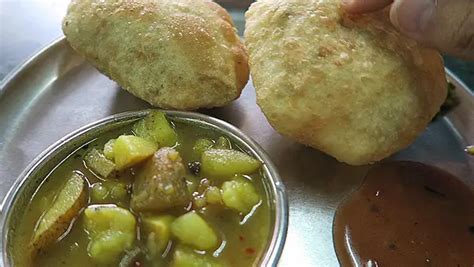 Eating Kachori Sabzi at Mohan Bhandar, Kolkata - GRRRL TRAVELER