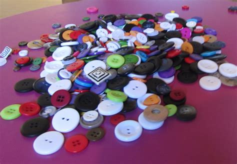 Twelve Crafts Till Christmas: sunday kids' craft: buttons of fun!
